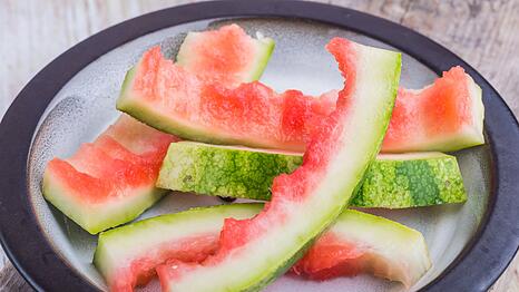 S&uuml;&szlig;, herrlich erfrischend und der perfekte Begleiter f&uuml;r hei&szlig;e Sommertage: Die Wassermelone geh&ouml;rt zu Sonne, Strand und Freibad einfach dazu. Doch sie punktet nicht nur mit ihrem Geschmack. Dank ihres hohen Wassergehalts versorgt sie den K&ouml;rper mit Fl&uuml;ssigkeit und liefert au&szlig;erdem wertvolle Vitamine und Mineralstoffe. Aber was passiert eigentlich mit Schale und Kernen? Statt sie wegzuwerfen, k&ouml;nnen Sie die vermeintlichen Reste auch verwerten.