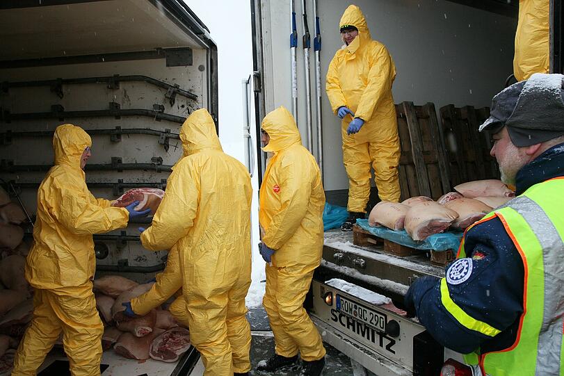 Nach dem Unfall mussten 21 Tonnen Schweinshaxn umgeladen werden.