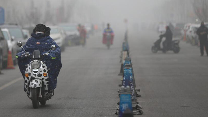 Eine Smog-Glocke breitet sich über Peking aus.