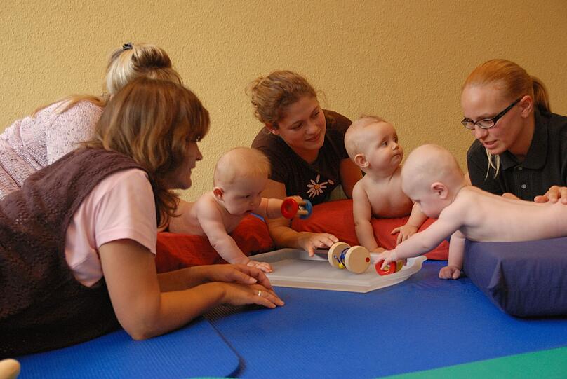 PEKiP begleitet Mütter und ihre Babys mit Spiel und Bewegungsangeboten durch das erste Lebensjahr.