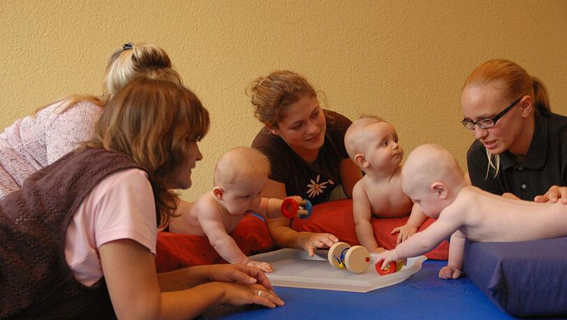 PEKiP begleitet Mütter und ihre Babys mit Spiel und Bewegungsangeboten durch das erste Lebensjahr. PEKiP begleitet Mütter und ihre Babys mit Spiel und Bewegungsangeboten durch das erste Lebensjahr.
