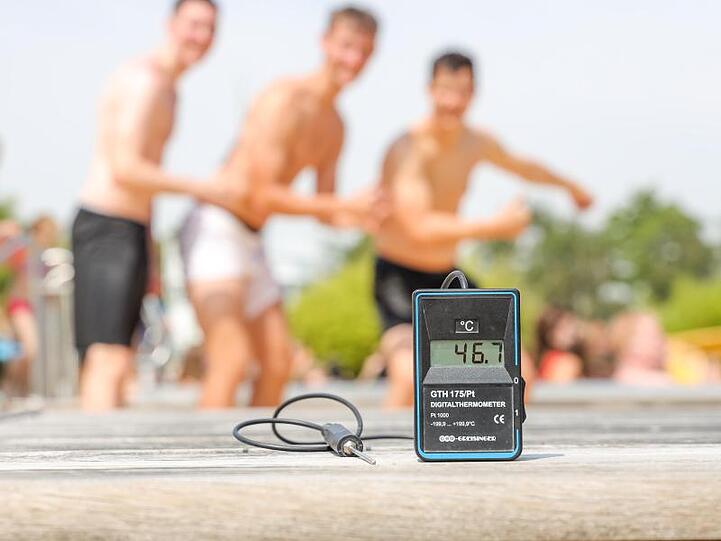 Im Lingener Schwimmbad zeigt ein Thermometer 46,9 Grad an - allerdings in der prallen Sonne.