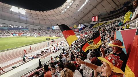 Fans aus Deutschland beobachten den Wettkampf im Khalifa International Stadium.