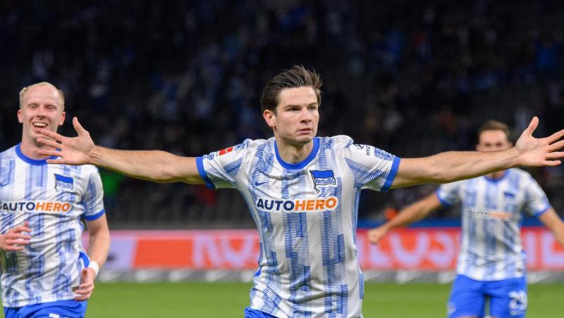 Torschütze Jurgen Ekkelenkamp (M) von Hertha bejubelt den 1:1-Ausgleichstreffer.