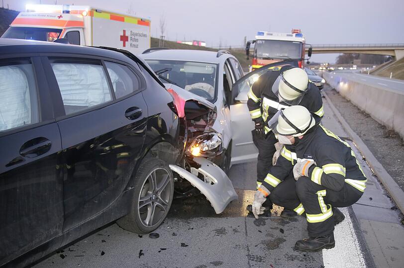 Die Feuerwehr Dorfen und die Autobahnmeisterei Ampfing mussten die  Fahrbahn in Richtung München für etwa zwei  Stunden komplett sperren.