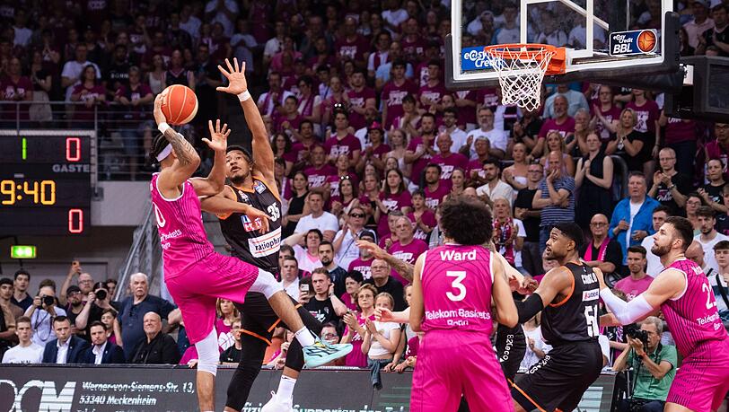 Ulms Karim Jallow (2.v.l) versucht Bonns Jeremy Morgan am Wurf zu hindern.