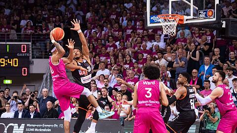 Ulms Karim Jallow (2.v.l) versucht Bonns Jeremy Morgan am Wurf zu hindern.