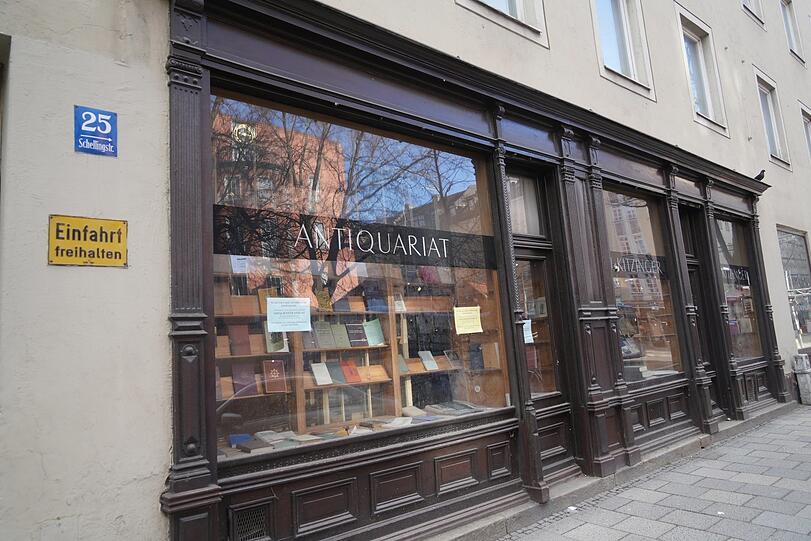 Sein Kult-Antiquariat in der Schellingstraße 25 hat Bernhard Kitzinger vor über zwei Jahren verlassen (jetzt ist er in der Amalienstraße 65). Warum trotzdem noch Bücher in den alten Schaufenstern stehen? Aus Dekozwecken, vermutlich. So fällt der Leerstand nicht gar so auf.
