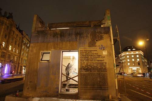 Ein beleuchteter Stundenbungalow am Lenbachplatz - der Handwerker innen richtet ihn gerade noch her.