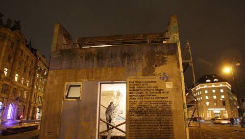 Ein beleuchteter Stundenbungalow am Lenbachplatz - der Handwerker innen richtet ihn gerade noch her.