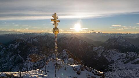 Zum Saisonstart auf der Zugspitze am 28. November soll das Kreuz wieder an seinem Platz auf dem Gipfel sein.