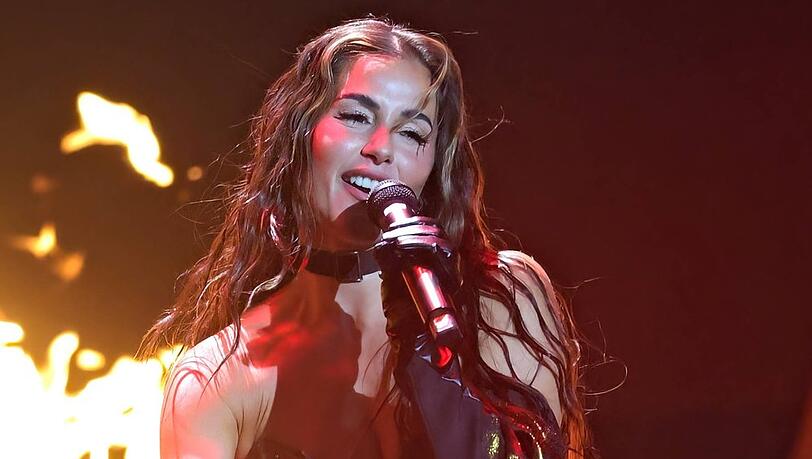 Sarah Engels vertrat Deutschland mit dem Song "Fire" beim ESC in Wien. Sie erreichte damit aber nur den 23. Platz. Sarah Engels vertrat Deutschland mit dem Song "Fire" beim ESC in Wien. Sie erreichte damit aber nur den 23. Platz.