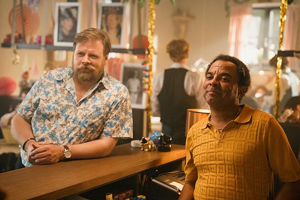 Als eingespieltes Team sind Rudi Dreiseitl (Michael A. Grimm, links) und sein Kollege Klaus (Simon Pearce) im Szenehotel "Deutsche Eiche" im Einsatz. Als eingespieltes Team sind Rudi Dreiseitl (Michael A. Grimm, links) und sein Kollege Klaus (Simon Pearce) im Szenehotel "Deutsche Eiche" im Einsatz.