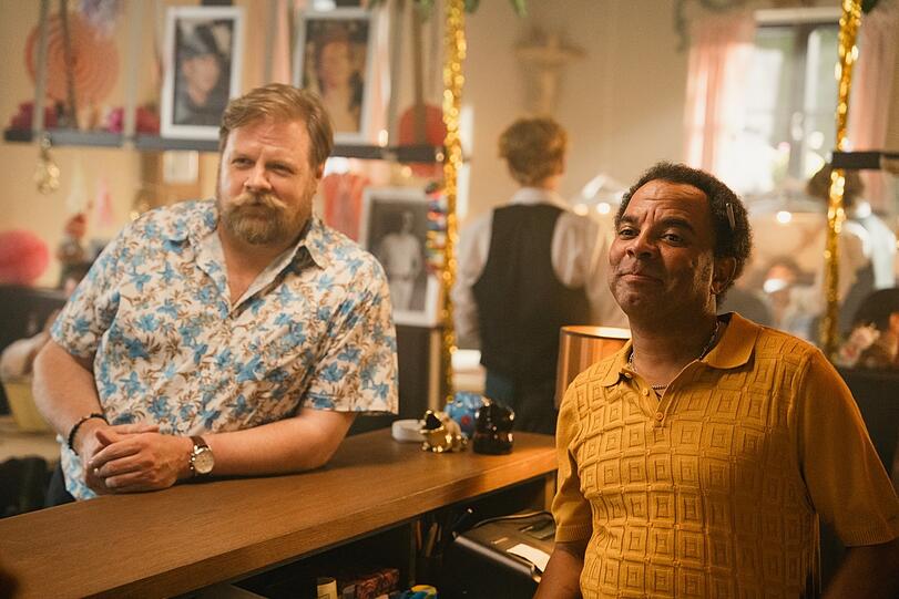 Als eingespieltes Team sind Rudi Dreiseitl (Michael A. Grimm, links) und sein Kollege Klaus (Simon Pearce) im Szenehotel "Deutsche Eiche" im Einsatz. Als eingespieltes Team sind Rudi Dreiseitl (Michael A. Grimm, links) und sein Kollege Klaus (Simon Pearce) im Szenehotel "Deutsche Eiche" im Einsatz.