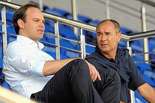Sportdirektor Christian Nerlinger (l.) schaut mit  Fanbetreuer Raimond Aumann in Dubai beim Training zu.