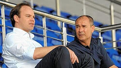 Sportdirektor Christian Nerlinger (l.) schaut mit  Fanbetreuer Raimond Aumann in Dubai beim Training zu.