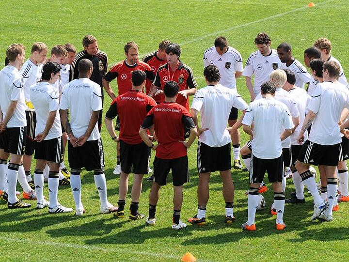 Teambuilding ist alles: Joachim Löw bittet seine Elf zum Beschwörungskreis.