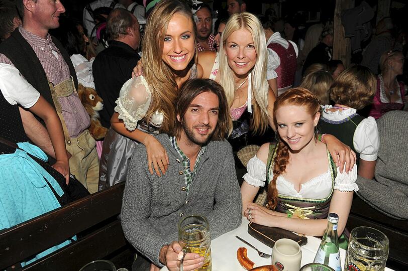 Auf diesem Bild sehen wir Max Wiedemann, umgeben von Alena Gerber, Tina Kaiser und Barbara Meier