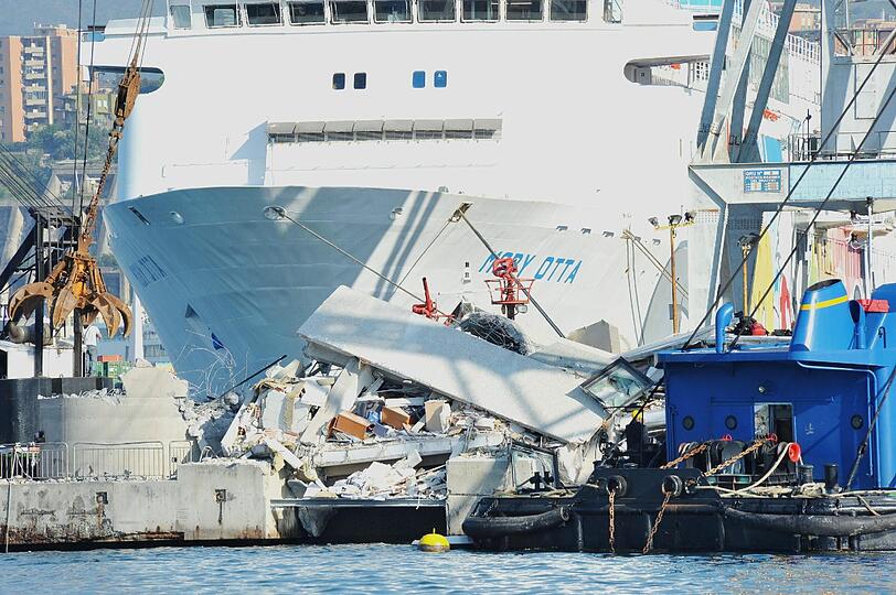 Der zusammenprall der "Jolly Nero" mit dem 54 Meter hohen Kontrollturm riss mindestens sieben Menschen in den Tod. Drei Hafenmitarbeiter werden noch vermisst.