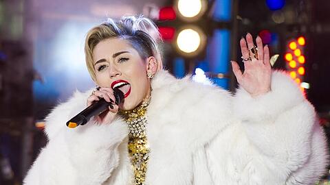 Gemeinsam mit Miley Cyrus feierten rund eine Million Zuschauer das neue Jahr am Times Square