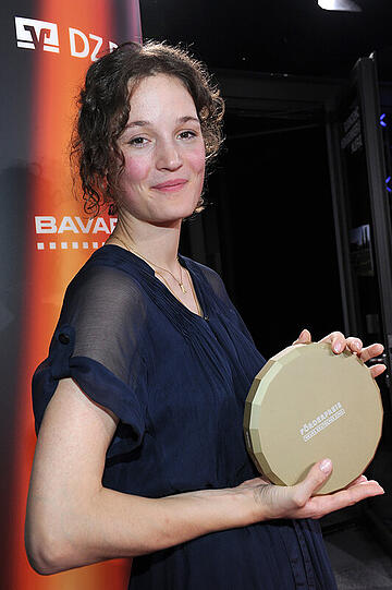 Die Schauspielerin Vicky Krieps lächelt am 04.07.2014 im Rahmen des Filmfest München vor der Verleihung des Förderpreis Neues Deutsches Kino. Fries wurde in der Kategorie "Schauspiel" für ihren Film "Das Zimmermädchen Lynn" geehrt. Foto: Ursula Düren/dpa