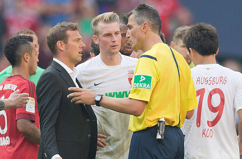 Schiedsrichter Knut Kircher nach dem falaschen Pfiff im Spiel FC Bayern gegen Augsburg (2:1): "Da lag er [der Schiedsrichterassistenz] falsch, da lag ich falsch, weil ich der Chef auf dem Feld bin. Das bringt dem FC Augsburg leider keine Punkte mehr, sorry, tut uns leid."