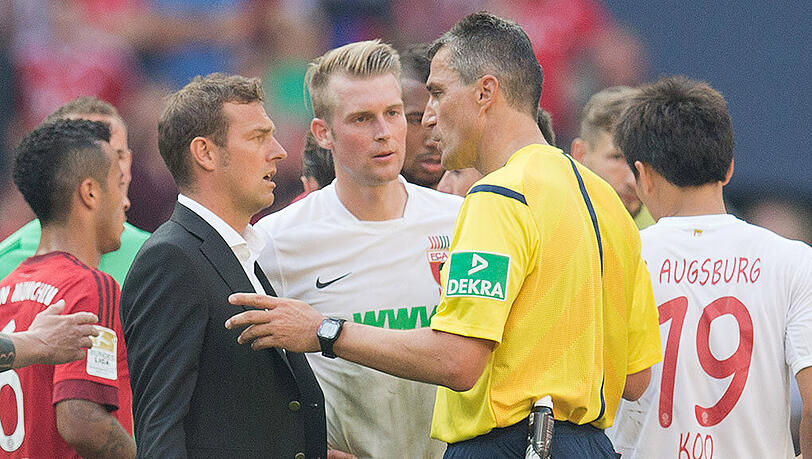 Schiedsrichter Knut Kircher nach dem falaschen Pfiff im Spiel FC Bayern gegen Augsburg (2:1): "Da lag er [der Schiedsrichterassistenz] falsch, da lag ich falsch, weil ich der Chef auf dem Feld bin. Das bringt dem FC Augsburg leider keine Punkte mehr, sorry, tut uns leid."