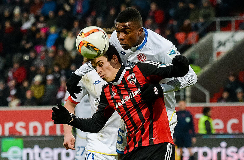 Alfredo Morales von Ingolstadt (l) und Jhon Cordoba von Mainz beim Kopfballduell.