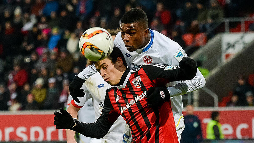 Alfredo Morales von Ingolstadt (l) und Jhon Cordoba von Mainz beim Kopfballduell. Alfredo Morales von Ingolstadt (l) und Jhon Cordoba von Mainz beim Kopfballduell.