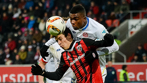 Alfredo Morales von Ingolstadt (l) und Jhon Cordoba von Mainz beim Kopfballduell.