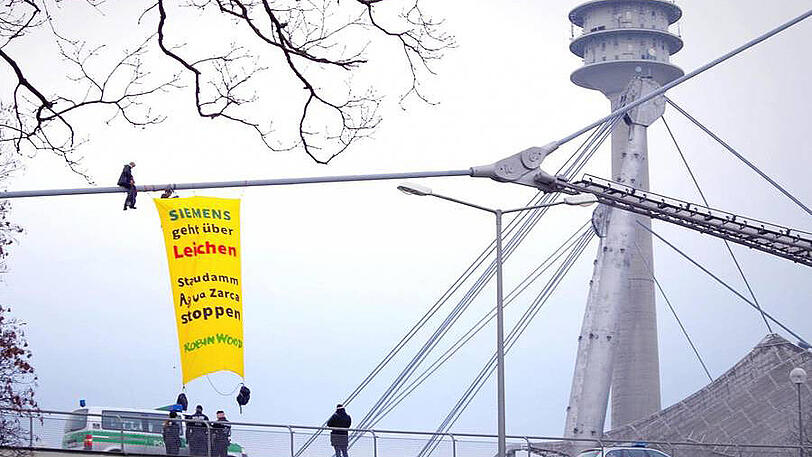 Kletter-Protest bei der Siemens-Hauptversammlung an der Münchner Olympiahalle.