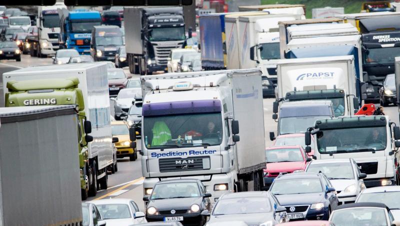 "Viel Spaß auf den langen bayerischen Autobahnen" - mit diesen Worten kritisierte der Hamburger Schulsenator Ties Rabe Bayerns Haltung zu den Sommerferien-Terminen. "Viel Spaß auf den langen bayerischen Autobahnen" - mit diesen Worten kritisierte der Hamburger Schulsenator Ties Rabe Bayerns Haltung zu den Sommerferien-Terminen.