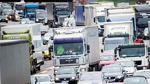 "Viel Spaß auf den langen bayerischen Autobahnen" - mit diesen Worten kritisierte der Hamburger Schulsenator Ties Rabe Bayerns Haltung zu den Sommerferien-Terminen.