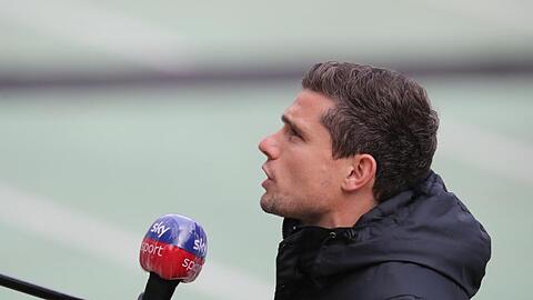 Der Nürnberger Trainer Robert Klauß gibt ein Pressestatement.
