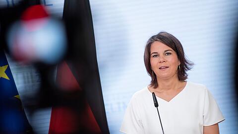Annalena Baerbock (Bündnis 90/Die Grünen), Außenministerin, spricht.