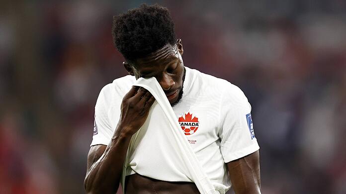 Bedient und frustriert: Bayern-Profi Alphonso Davies erlebte mit Kanada einen unglücklichen WM-Start.
