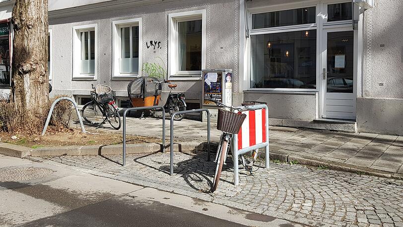 Die Lothringer Straße bekam drei Bügel. Auch der Eisenrahmen des Begrenzungsschilds macht als Radlbügel eine ganz ordentliche Figur. Die Lothringer Straße bekam drei Bügel. Auch der Eisenrahmen des Begrenzungsschilds macht als Radlbügel eine ganz ordentliche Figur.