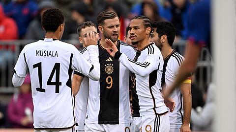 Deutschlands Jamal Musiala, Niclas Füllkrug und Leroy Sané (l-r) bejubeln das zwischenzeitliche 1:1.
