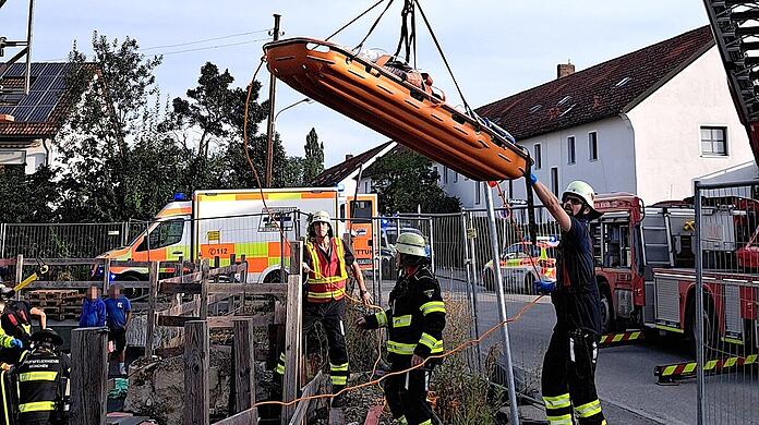 Ein verunfallter Bauarbeiter wird von der Feuerwehr und Rettungskräften geborgen.