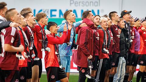 Die Nürnberger feiern einen famosen Sieg im Frankenderby.