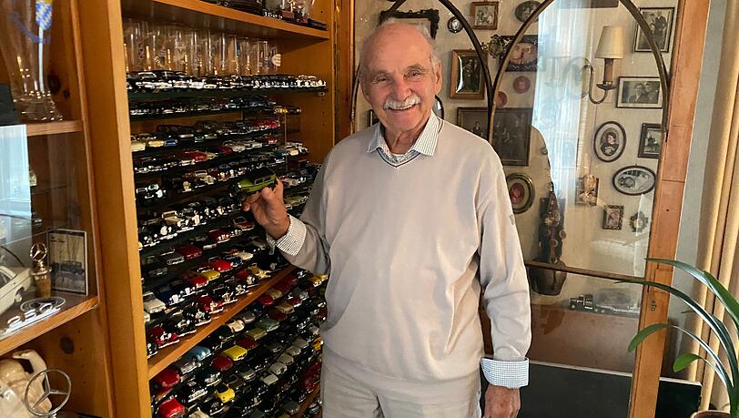 Seit rund 50 Jahren sammelt Fritz Scholze Oldtimer in Miniatur-Format. Hier zeigt er einen Opel von 1926, den bereits seine Mutter fuhr.