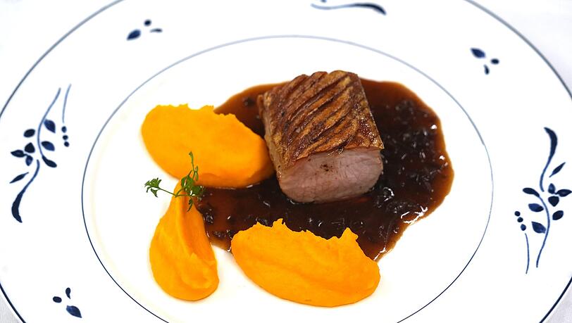 Vierter Gang: Spanferkel-Rollbraten mit Kartoffel-Karotten-P&uuml;ree und Zwiebel-Portwein-Jus