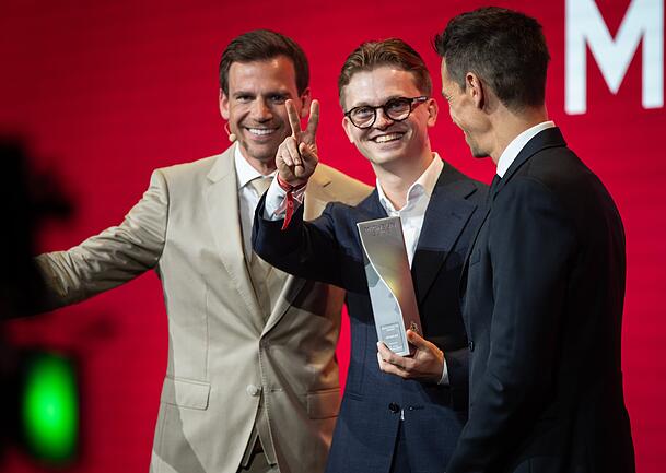 Noris F. Conrad aus dem Tantris in München wird mit dem Sommelier Award ausgezeichnet. Noris F. Conrad aus dem Tantris in München wird mit dem Sommelier Award ausgezeichnet.