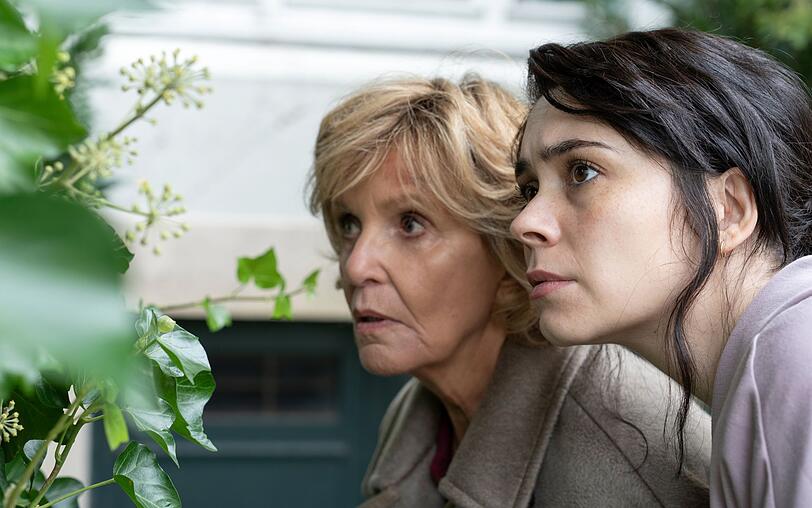 Luise Dobertin (Ulrike Kriener, links) m&ouml;chte sterben. Dabei helfen soll ihr ausgerechnet die Krankenschwester Anke Bender (Tamara Romera Gin&eacute;s).