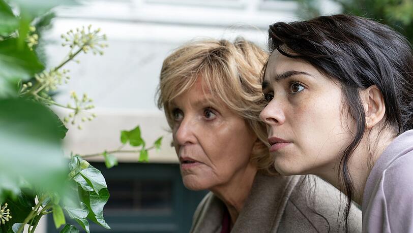 Luise Dobertin (Ulrike Kriener, links) m&ouml;chte sterben. Dabei helfen soll ihr ausgerechnet die Krankenschwester Anke Bender (Tamara Romera Gin&eacute;s).