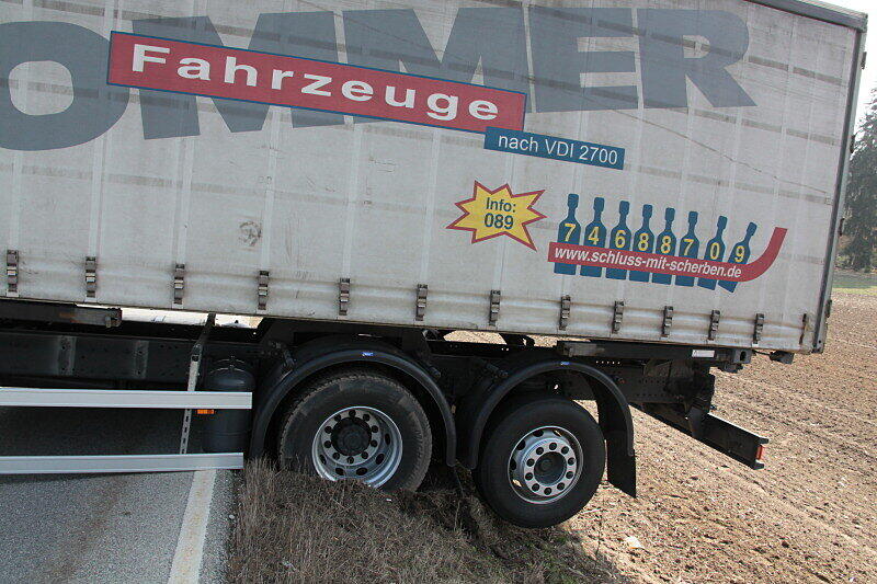 Weil sich der Verkehr an der Unfallstelle staute, wollte dieser Lastwagenfahrer wenden und blieb mit seinem 12-Tonner stecken.