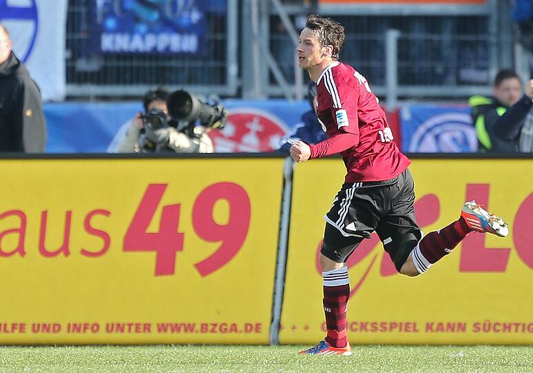 Markus Feulner jubelt über seinen Treffer zum 1:0 für den 1. FC Nürnberg gegen Schalke 04.