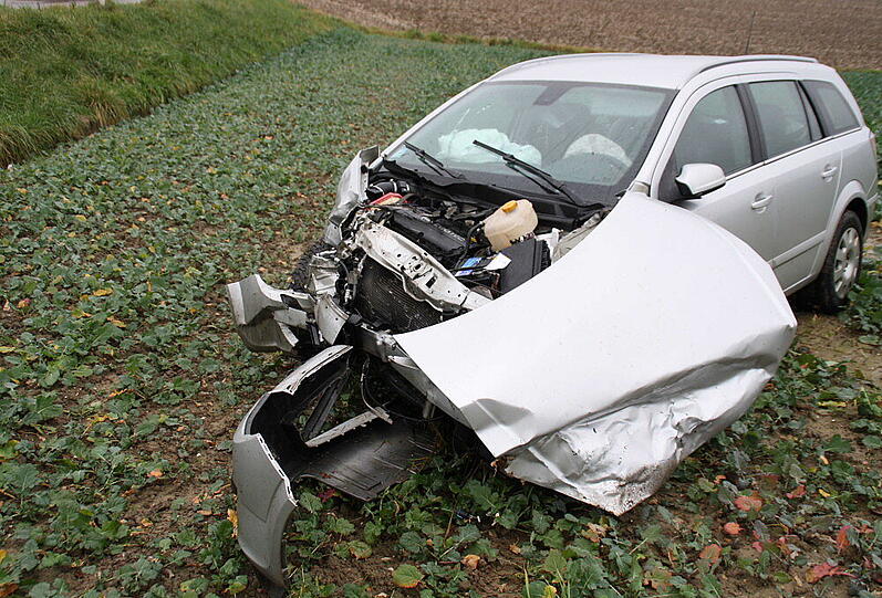 Auf einer Kreuzung prallten ein Opel Astra und ein VW Passat zusammen. Die Bilder.