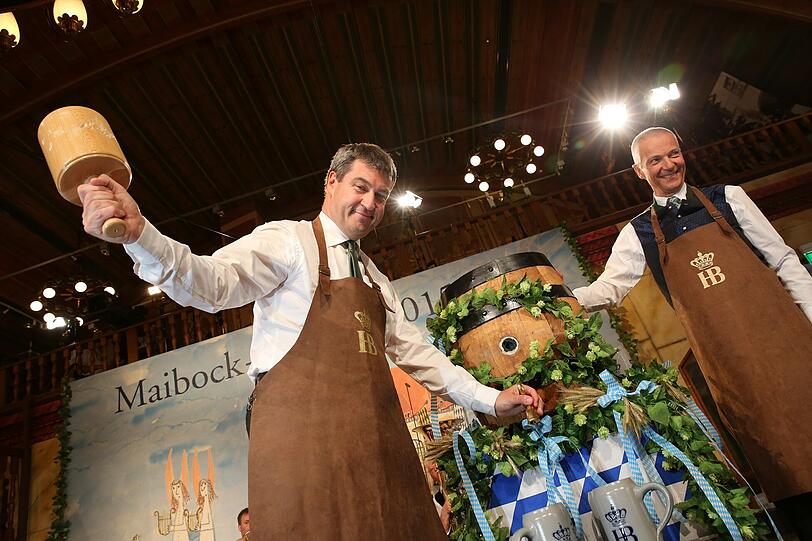 Hobby-Kabarettist, Minister und Hang zu Höherem: Markus Söder beim Maibock-Anstich mit Hofbräu-Chef Michael Möller (rechts).