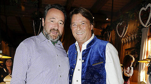 Weinzelt-Wirt Stephan Kuffler (links), hier in der Hausbox mit Radio-Gong-Chef Georg Dingler.